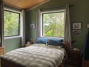 4 عدّة غرف نوم ومكواة/لوح كي وواي فاي وملاءات أسرّة