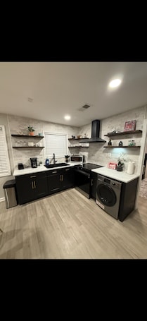 Microwave, oven, stovetop. Uptown Modern Escape - 4bd/2ba