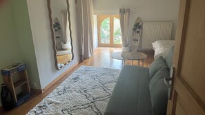 4 bedrooms, iron/ironing board, WiFi, bed sheets