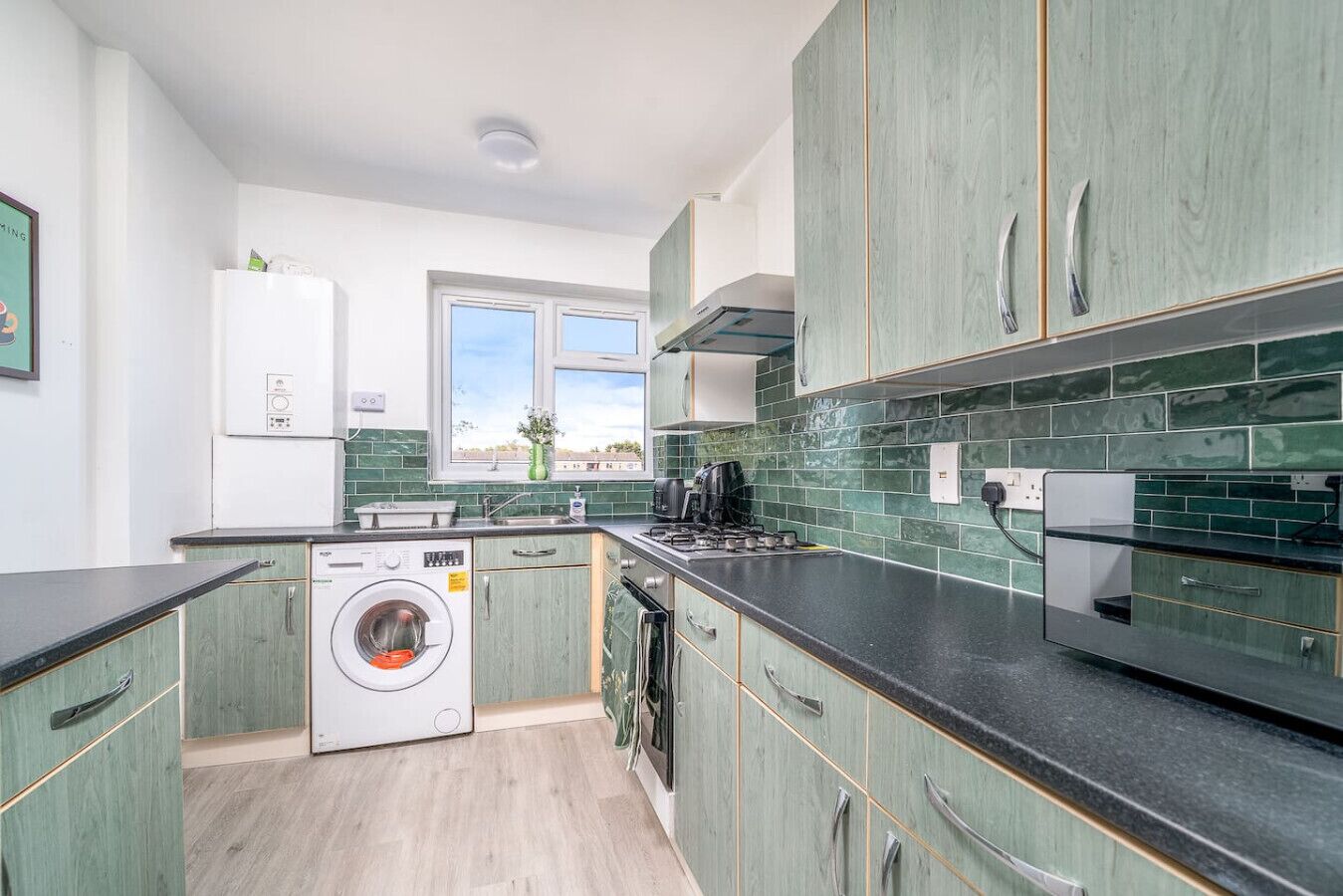 Een koelkast, een magnetron, een oven, een kookplaat