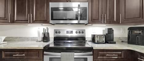 Microonde, forno, piano cottura, lavastoviglie