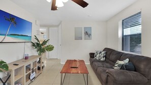 TV, fireplace - Tranquil 4-bedroom house near beaches (Holiday)