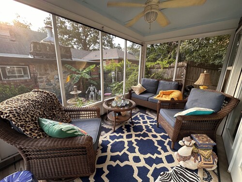 Charming 1-bedroom cottage in Columbus overlooking a New Orleans style courtyard