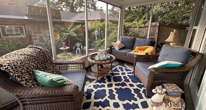 Charming 1-bedroom cottage in Columbus overlooking a New Orleans style courtyard