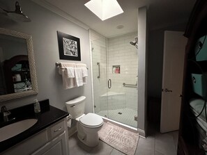 Shower, hair dryer, towels, soap - Charming 1-bedroom cottage in Columbus overlooking a New Orleans style courtyard (Columbus)