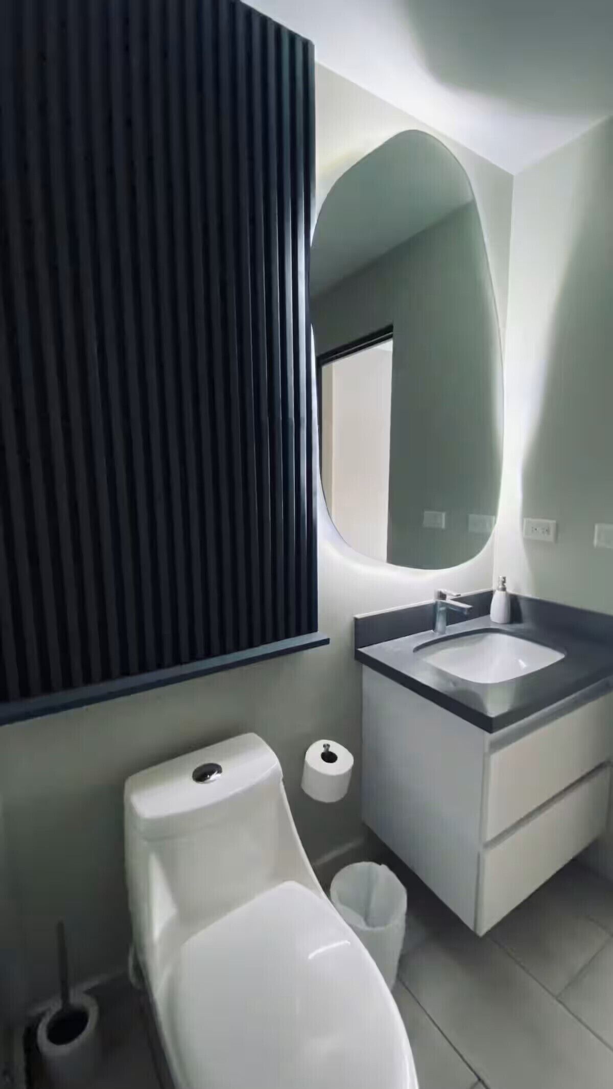 Ducha, secador de pelo, toallas y jabón