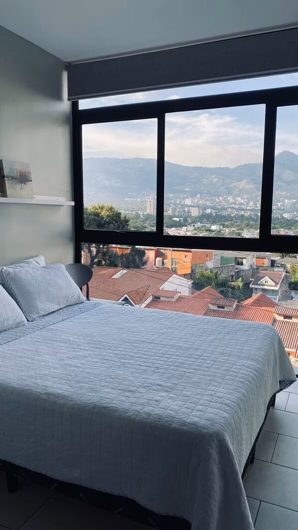 Planxa i posts de planxar, wifi i roba de llit