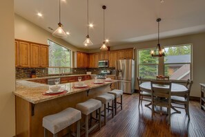 Kylskåp, mikrovågsugn, ugn och spishäll