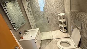 Douche, serviettes fournies, savon, papier toilette