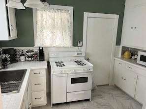 Microwave, oven, stovetop, dishwasher - Charming Victorian style, updated 2-bedroom house with AC in charming Dunsmuir (Dunsmuir)