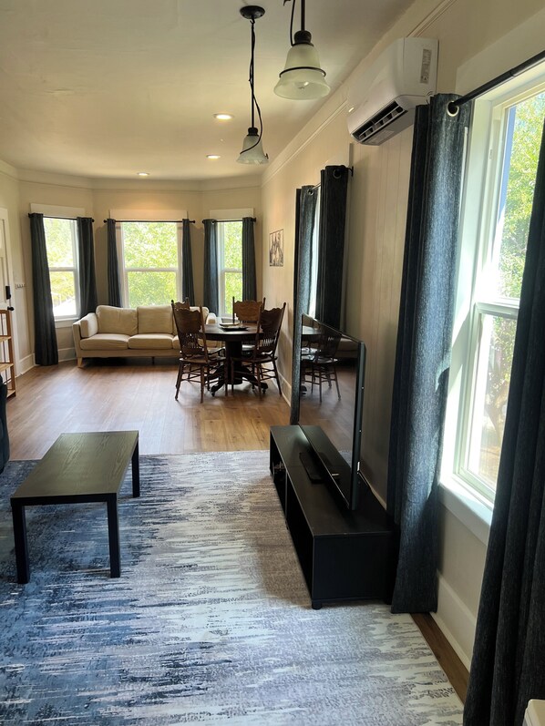 TV - Charming Victorian style, updated 2-bedroom house with AC in charming Dunsmuir (Dunsmuir)