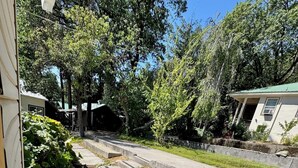 Une allée menant à une maison, avec un chemin en pierre.
