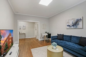 Apartamento clássico, 2 quartos | Área de estar | TV 55 polegadas com canais digitais, serviços de streaming
