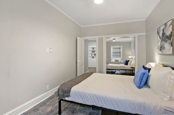 Apartamento clássico, 2 quartos | Escrivaninha, ferros/tábuas de passar roupa, Wi-Fi de cortesia