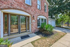 Exterior detail - SuperLocation near NationalHarbor/ Gaylord & MGM hotels- 6 bedrooms w BBQ Garden (Fort Washington)