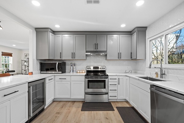 Frigorifero, microonde, forno, piano cottura