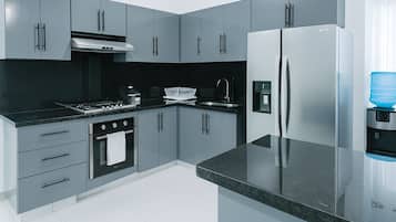 Microondas, horno y placa de cocina