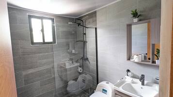 Chuveiro, bidê, toalhas de banho, sabonete