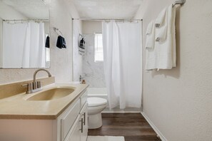 Douche, séchoir à cheveux, serviettes fournies, savon