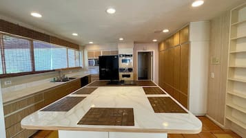 Frigorífic, microones, forn i placa de cuina