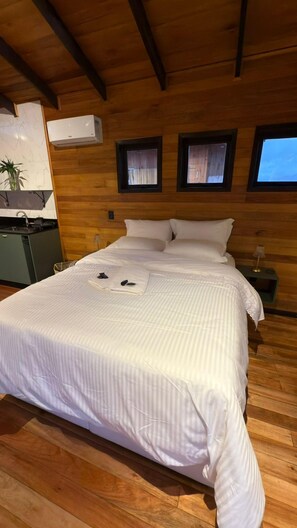 Kahden hengen deluxe-huone, patio | Ilmainen Wi-Fi
