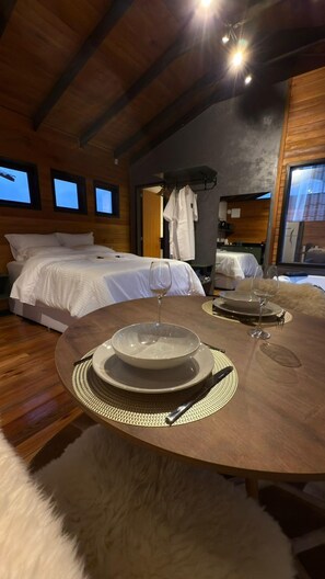 Kahden hengen deluxe-huone, patio | Ilmainen Wi-Fi