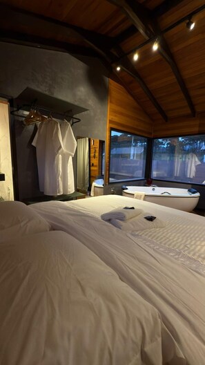 Kahden hengen deluxe-huone, patio | Ilmainen Wi-Fi