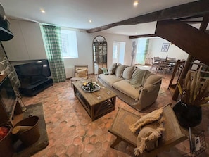 Télévision, cheminée, espaces bureaux