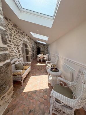 Outdoor dining - New - Beautiful renovated stone house (Lanildut)