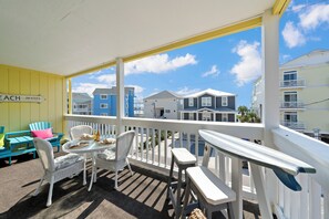 Outdoor dining - Cozy 2-bedroom 2bath across from ocean in Carolina Beach
Welcome to "The Palms" (Carolina Beach)