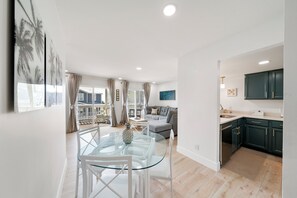 Smart TV, DVD player, books - Cozy 2-bedroom 2bath across from ocean in Carolina Beach
Welcome to "The Palms" (Carolina Beach)