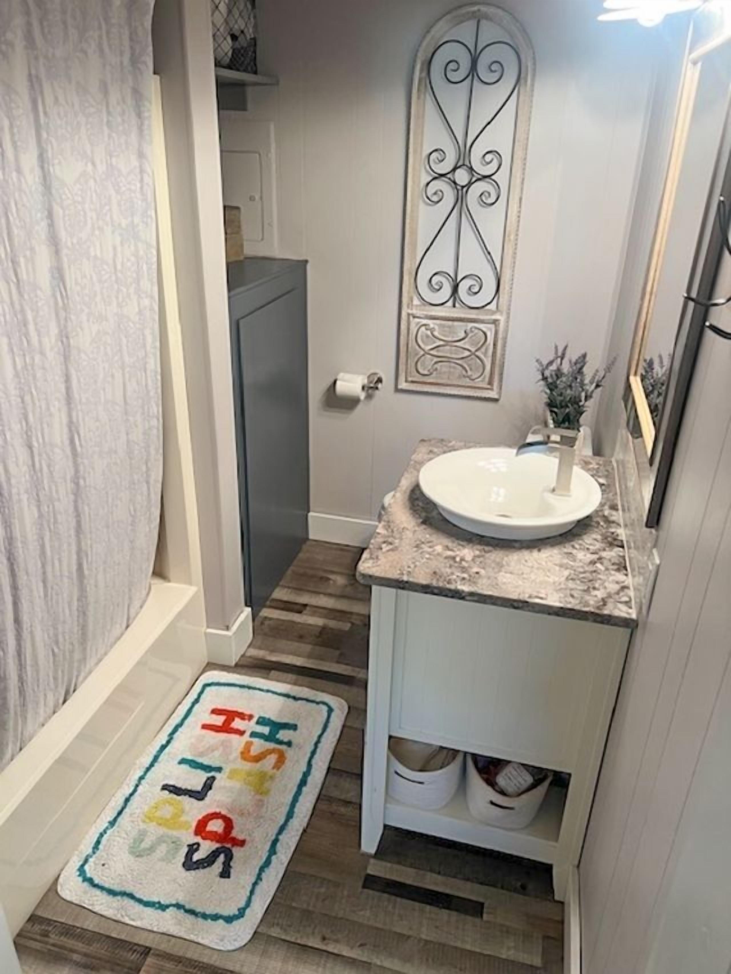 Toallas, jabón, papel de baño 