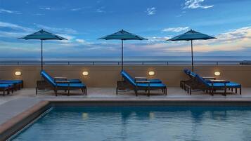 Alberca al aire libre y alberca climatizada