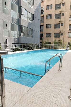 Una piscina al aire libre