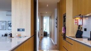 Una cocina moderna con armarios de madera, encimera de mármol y una isla central.