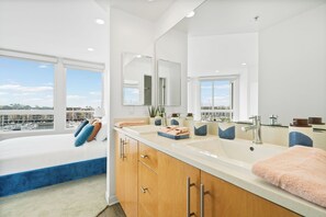 2 bedrooms, iron/ironing board, travel cot, free WiFi