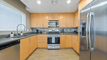 Kylskåp, mikrovågsugn, ugn och spishäll