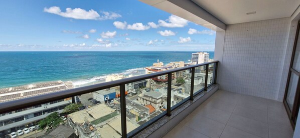 A balcony with a view of the ocean and cityscape. - COBAR0141 - Edifício 535 Barra (Salvador)