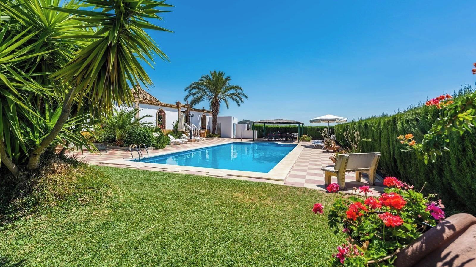 Cortijo Hacienda Nueva Lora del Río by Ruralidays