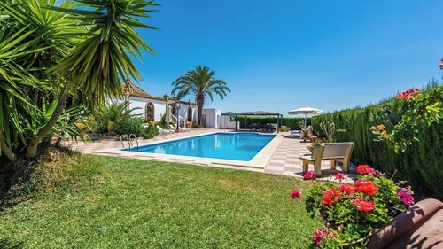 Cortijo Hacienda Nueva Lora del Río by Ruralidays