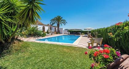 Cortijo Hacienda Nueva Lora del Río by Ruralidays