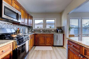 Fridge, microwave, oven, stovetop - Beautiful and Clean House! (Houston)