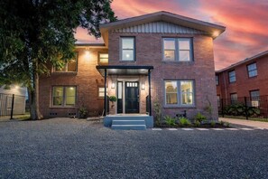 Exterior - Beautiful and Clean House! (Houston)