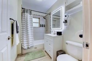Shower, hair dryer, shampoo - Beautiful and Clean House! (Houston)