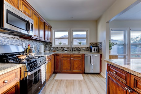 Private kitchen. Beautiful 2-bed house with private fence and automated gate in vibrant Houston