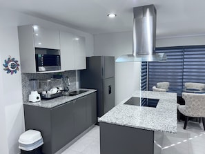 Geladeira, micro-ondas, cooktop, cafeteira/chaleira
