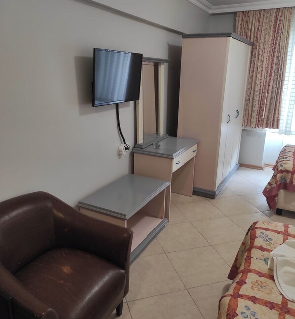 Twin Room | In-room safe, desk, laptop workspace, free WiFi