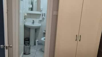 Yhden hengen standard-huone, 1 makuuhuone, kaupunkinäköala | Tallelokero huoneessa, kannettavalle tietokoneelle sopiva työtila