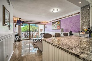 Interior - Waikiki: Walking Distance 30 Night Minimum (Honolulu)