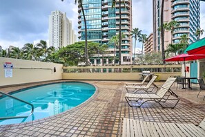 Pool - Waikiki: Walking Distance 30 Night Minimum (Honolulu)
